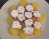 Foto del paso 4 de la receta: Pata de pulpo sobre patata hecha al vapor en microondas, con salsa picante