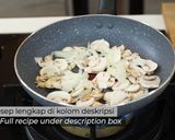 Foto langkah ke 1 dari resep Mushroom Omelette.