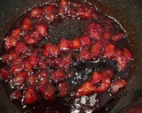 Foto del paso 2 de la receta: Yogur con fresas confitadas