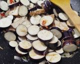 Foto langkah ke 3 dari resep Tumis Terong Tahu Pedas.