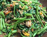 รูปขั้นตอนการทำที่ 3 ของ ผัดผักบุ้งหมูสับกับเครื่องแกงบาหลี