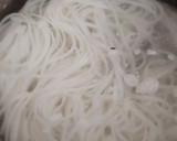 Foto del paso 4 de la receta: Rollitos de acelga con fideos de arroz