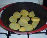 Serpenyős sült krumpli tükörtojással recept fázis 3 fotója