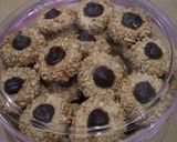 Foto langkah ke 5 dari resep Peanuts tumbprint cookies.