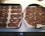 Foto del passaggio 3 della ricetta Mascherine di carnevale al cioccolato al forno