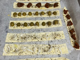 Antipasto italiano: panecitos de sabores con tabla de embutidos