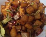 Foto langkah ke 3 dari resep Tumis kentang asem manis.