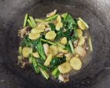 Foto langkah ke 2 dari resep Tumis Jamur Sawi Putren.