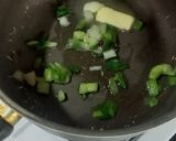 Foto del paso 3 de la receta: Pollo al verdeo con papas al horno