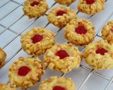 Foto langkah ke 9 dari resep Thumbprint Kukis Kacang | Empuk dan Renyah.