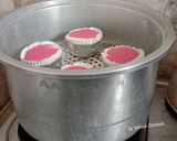 Foto langkah ke 4 dari resep Bolu Kukus Merah Putih.