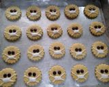 Foto langkah ke 4 dari resep Kukis Masker (The Mask Cookies of 2020).