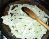 Foto del paso 3 de la receta: Repollo especiado sobre almohadoncitos de papa y coronita de panceta