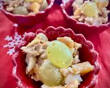 Foto del paso 4 de la receta: Ensalada de salmón con uva blanca, caqui y huevo
