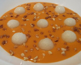 Foto del paso 5 de la receta: Salmorejo con esferas de melón y almendras crocanti