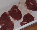 Foto del paso 1 de la receta: Salchicha criolla y churrasco de cuadril a la chapa