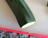Foto del paso 1 de la receta: Troncos de calabacín rellenos de atún y langostinos