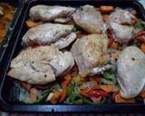 Foto del paso 4 de la receta: Pata muslo y pechugas de pollo con papas sobre colchón de verduras..