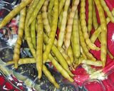 عکس مرحله 1 از دستور پخت لوبیا سبز محلی با زیره سبز و سس قرمز