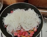 Foto langkah ke 3 dari resep Tumis Bihun Sosis.