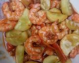Foto langkah ke 6 dari resep Oseng Udang Mentimun Bumbu Simpel.