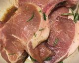 Foto del paso 1 de la receta: Chuletas de cerdo con papas y romero al horno