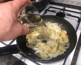 Foto del paso 4 de la receta: Muslo de pollo deshuesado en salsa de cebolla y alcachofas