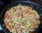 Foto del paso 4 de la receta: Salteado de pasta con verduras y salchichas frescas