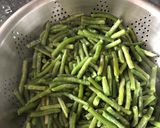 A picture of step 1 of Green bean stew فاصوليا خضراء.