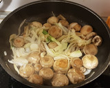 Foto del paso 4 de la receta: Champiñones salteados con Cebolla Fresca y Soja dulce