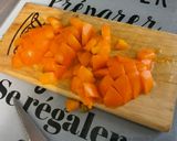 Une image de l'étape 1 de Queue de lotte à l'oignon rouge et tomates orange.