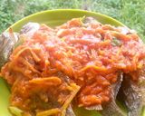 Foto langkah ke 4 dari resep Ikan nila saus tomat.