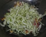 Foto langkah ke 4 dari resep Tumis Kol Daun Pepaya.
