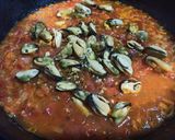Foto del paso 2 de la receta: Fideos tirabuzón con salsa de choritos