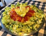 Une image de l'étape 6 de Salade sucrine aux tomates bicolores et oignon de roscoff.