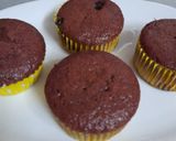 A picture of step 3 of Red velvet chocochips muffins.