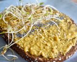 Foto del paso 1 de la receta: Crema de cacahuete de orégano, cúrcuma, canela y jengibre con brotes de lentejas