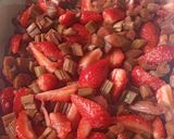 Une image de l'étape 1 de Crumble fraises, rhubarbe.