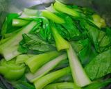 Hình bước làm 2 của món Cải thìa xào nấm đùi gà và thịt xay