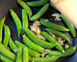 A picture of step 3 of Sugar snap peas with ginger.