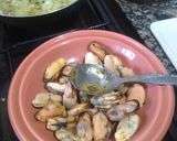 Foto del paso 1 de la receta: Salteado cebolla con mejillones