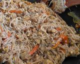 Foto del paso 6 de la receta: Fideos de arroz salteados con atún y verduras