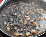 Foto del paso 7 de la receta: Arroz negro con mariscos