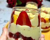 صورة لخطوة 2 من وصفة تحلية كؤوس الريد فلفت مع الفراولة