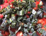 Foto del paso 3 de la receta: Fideos con tomate, kale y albahaca