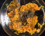 Hình bước làm 2 của món Bánh cá hồi, bí đỏ mix hạt chia