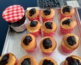 Foto langkah ke 6 dari resep Hokkaido chiffon blueberry cup cake.