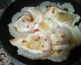 Foto del paso 4 de la receta: Bacalao guisado con langostinos, ajetes y jamón