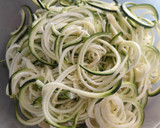 Foto del paso 6 de la receta: Espagueti de calabacín en salsa de yogurt. (mar y montaña)
