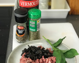 Foto del paso 5 de la receta: Batch cooking: tallarines con salsa casera de tomate, bolognesa con aceitunas y albahaca fresca
